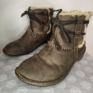UGG Cove Sheepskin Linned Women's Boots size US 7 EUR 38